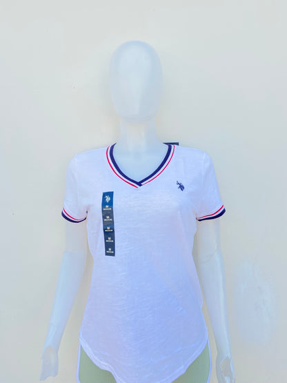 T-shirt U.S POLO ASSN. original blanco con cuello V, logotipo de la marca al frente y banda en color azul marino, blanco y rojo en cuello y mangas.