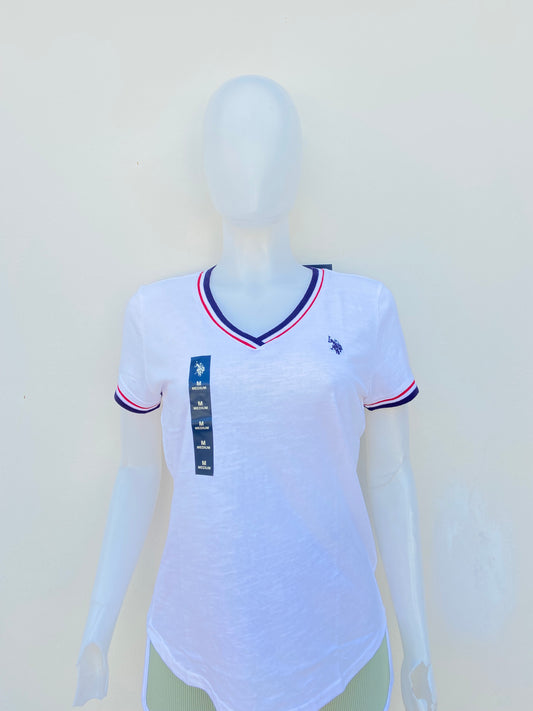 T-shirt U.S POLO ASSN. original blanco con cuello V, logotipo de la marca al frente y banda en color azul marino, blanco y rojo en cuello y mangas.