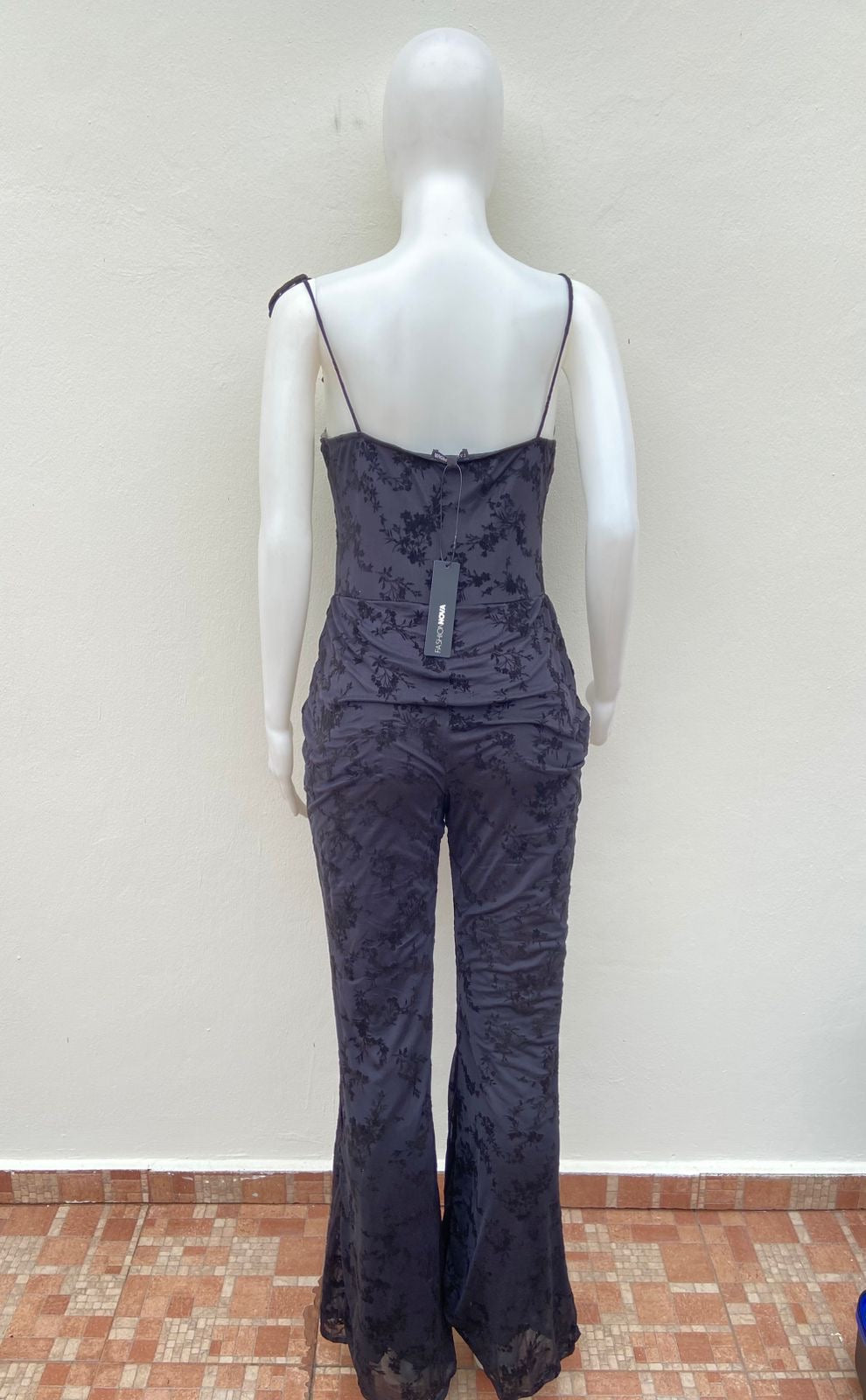 Enterizo, negro con estampado de flores en terciopelo y lazos ajustables.