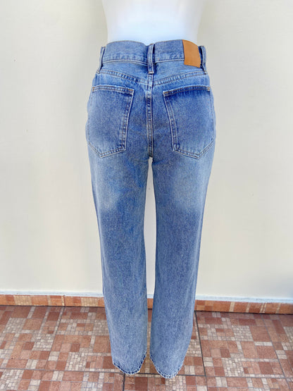 Pantalon Jean, azul claro con costura en hilo marron ancho, BOYFRIEND.