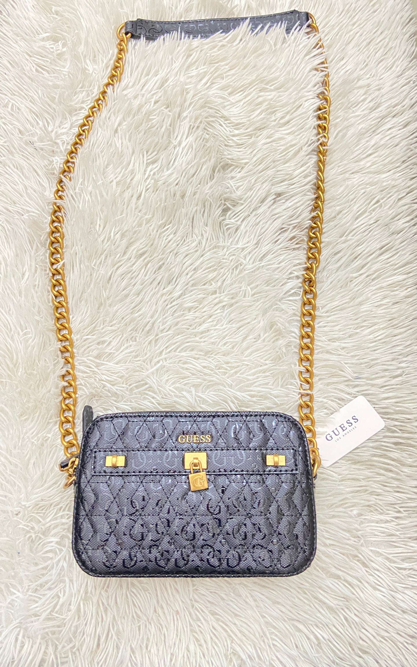 Cartera Guess original negra con  cadena y placa Guess en dorado.