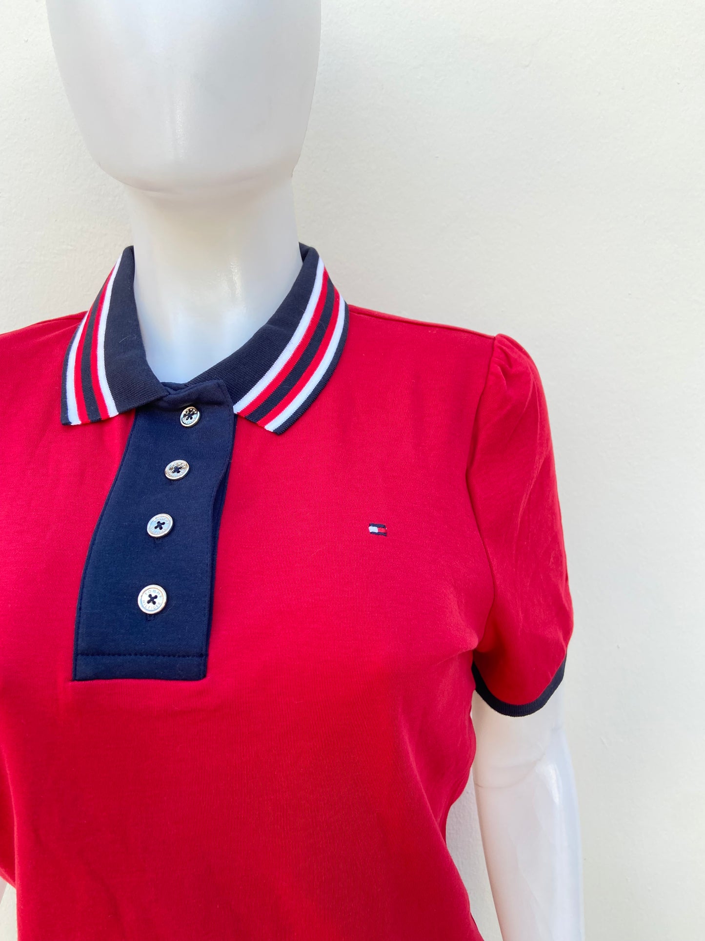 Polocher TOMMY HILFIGER original, rojo con azul marino y cuello con rayas en blanco y azul.