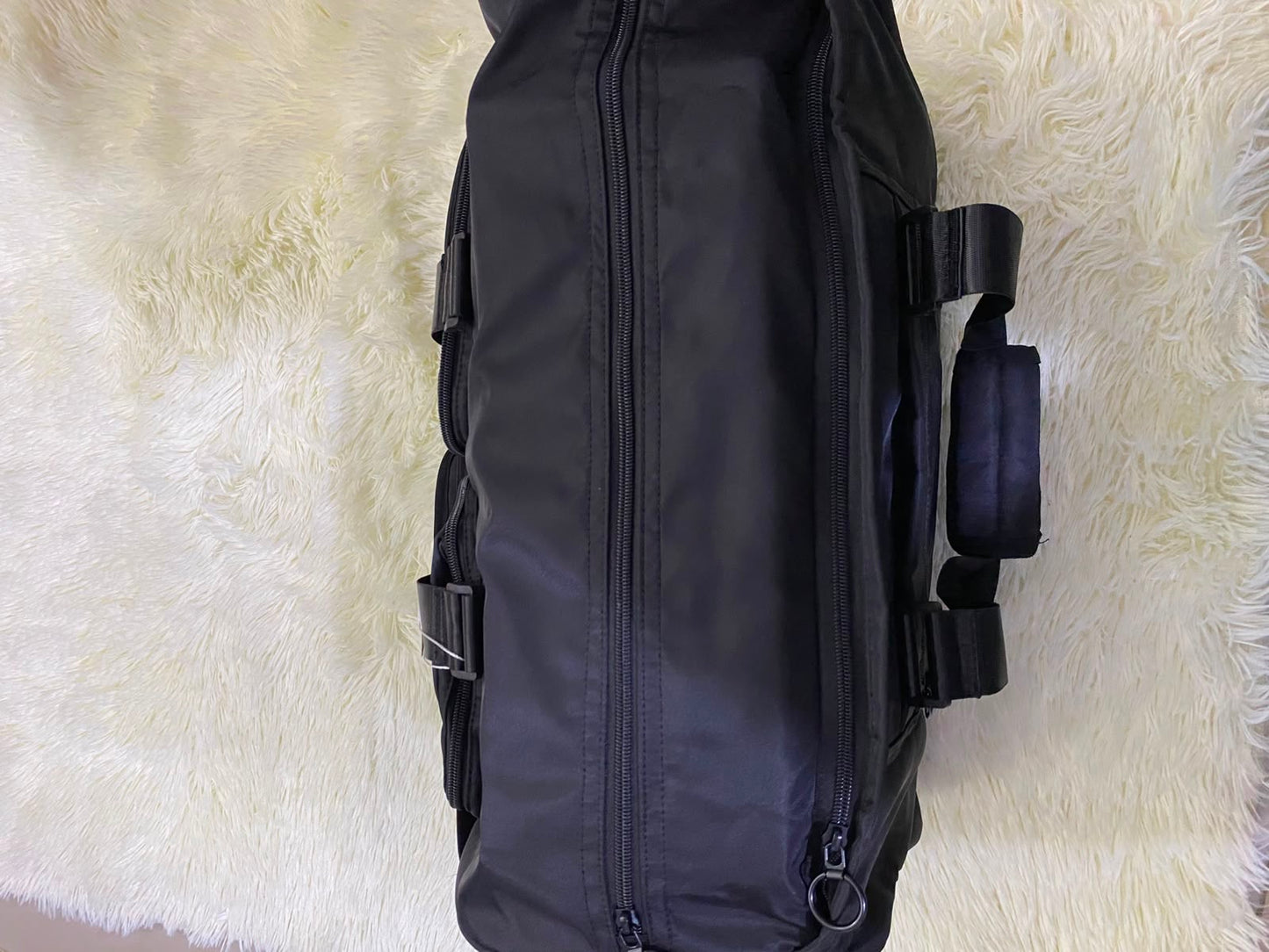 Bulto de viaje o gimnasio, negro con varios compartimentos y lazo adicional
