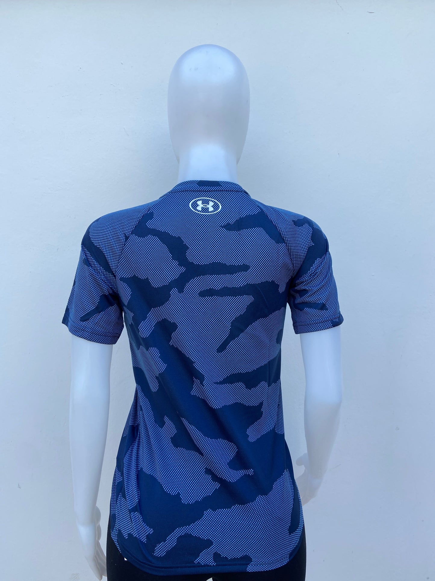 T-shirt Under Armour original azul marino con estampado militar.