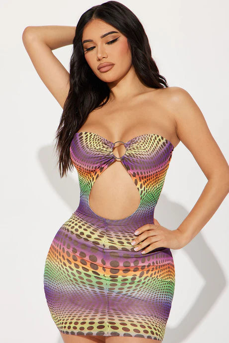 Vestido morado, con estampado de bolitas.