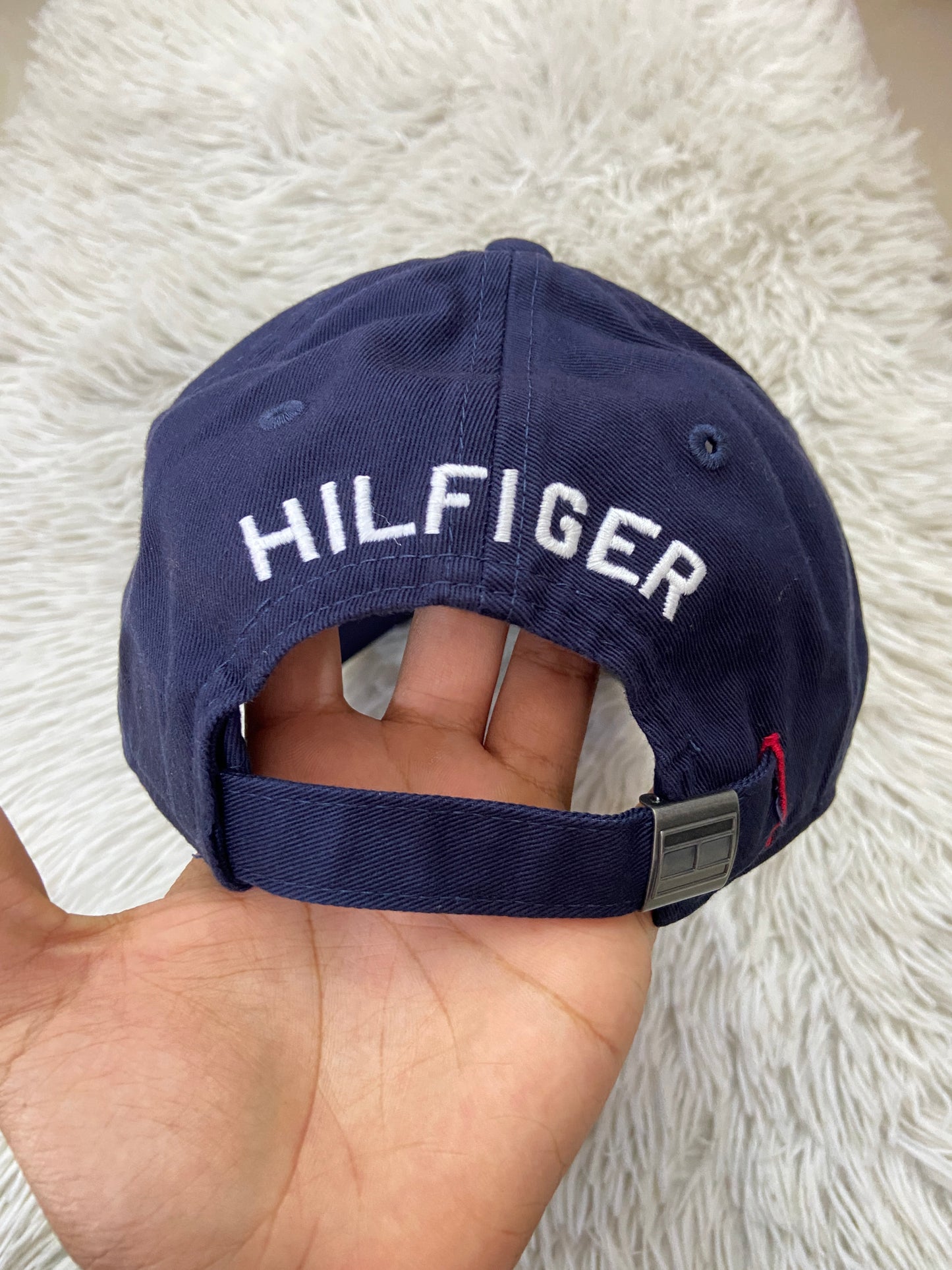 Gorra Tommy Hilfiger original azul marino con letras HILFIGER en blanco.