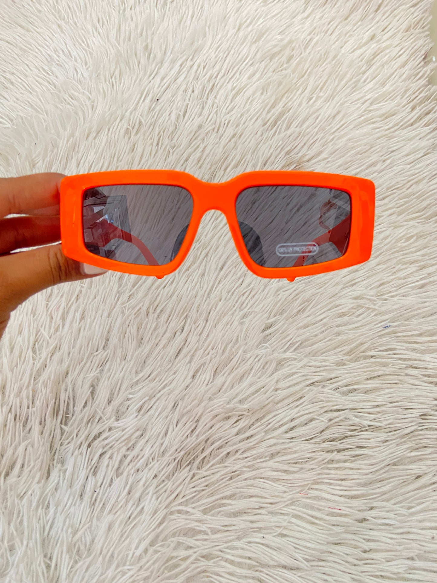 Lentes Fashion Nova original naranja con micas oscuras.