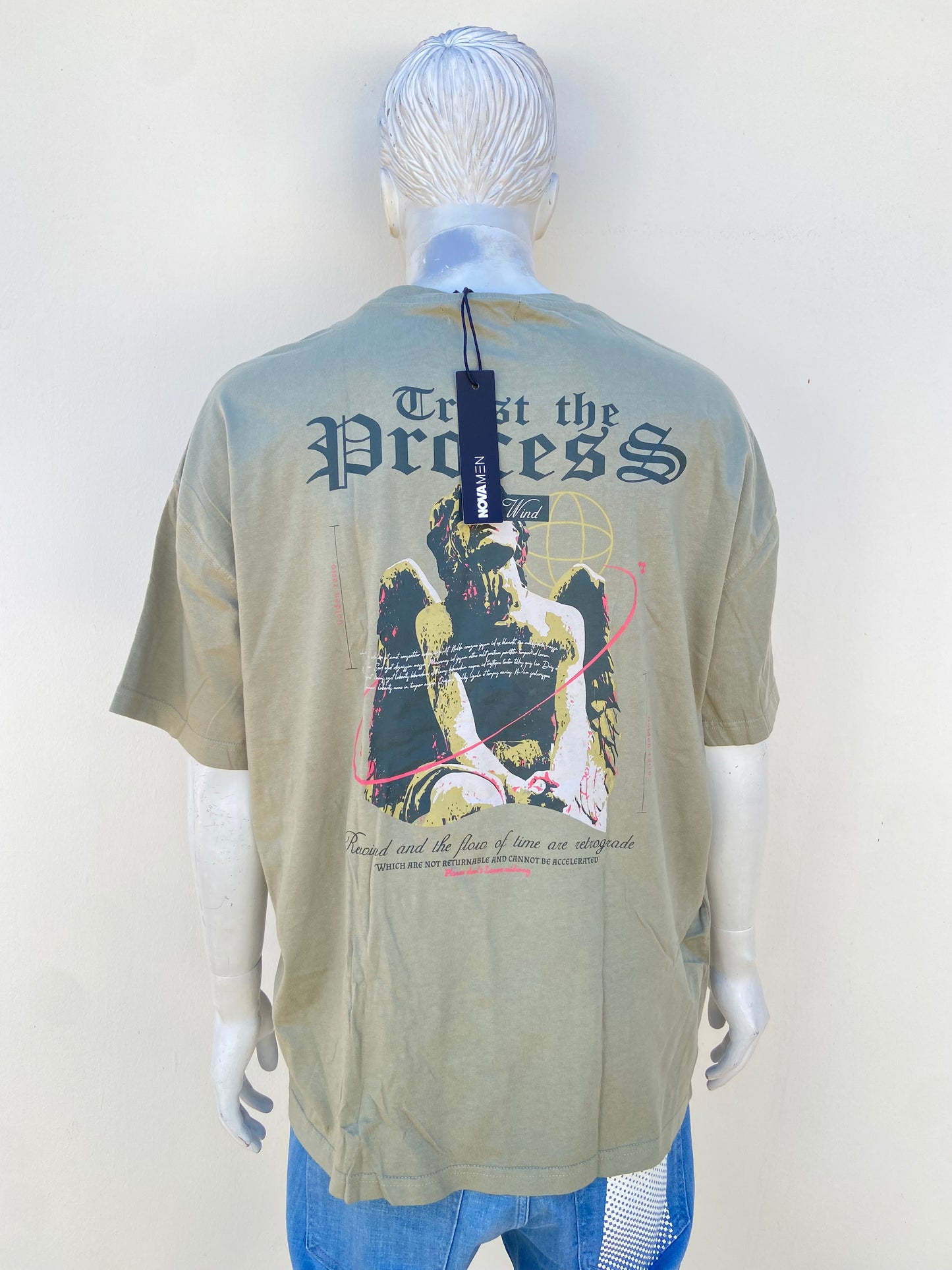 T-shirt, verde oliva con estampado ángel en la parte trasera.