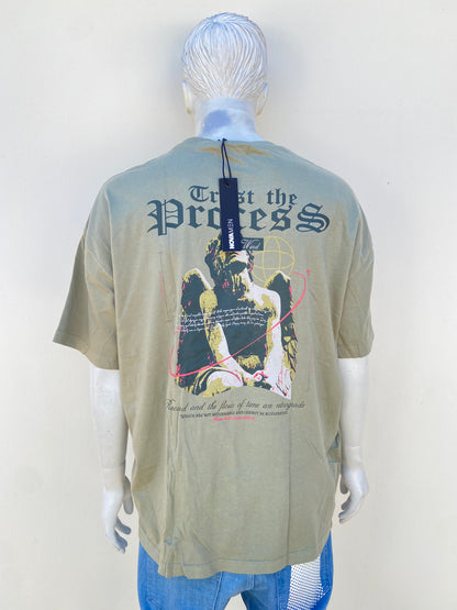 T-shirt, verde oliva con estampado ángel en la parte trasera.
