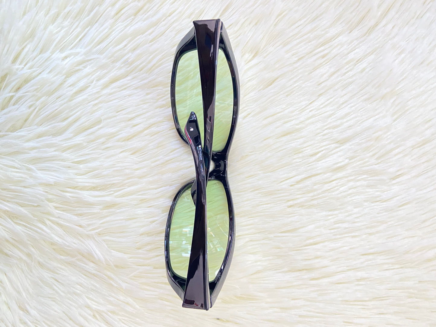 Lentes, negros con micas color verde y detalles plateados.