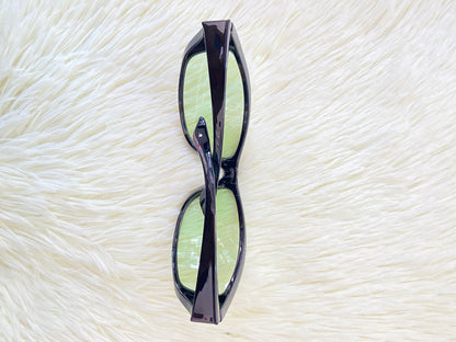 Lentes, negros con micas color verde y detalles plateados.