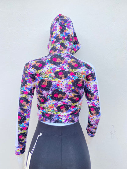 Abrigo/ Top GIRLS original negro con estampado de muñecas y raya blanca al lado.