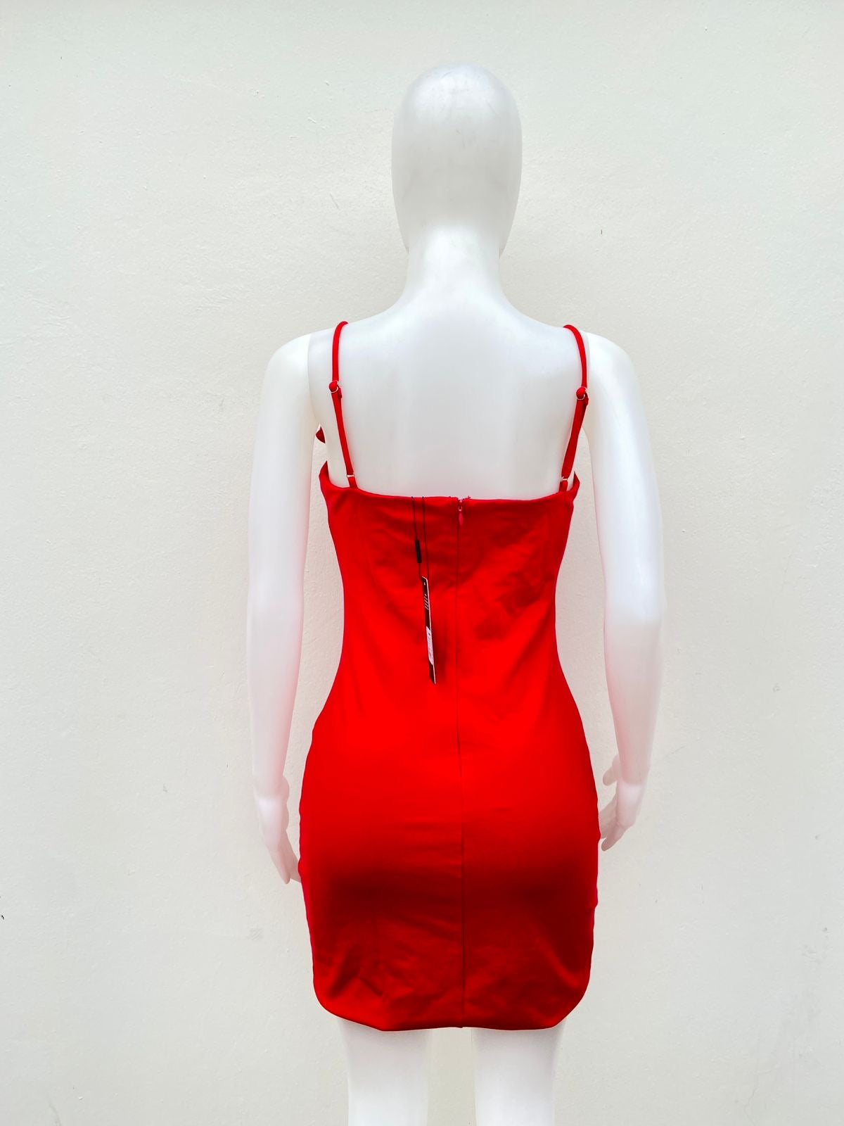 Vestido Fashion Nova original rojo en tiros y detalles en rosas con Zipper trasero.