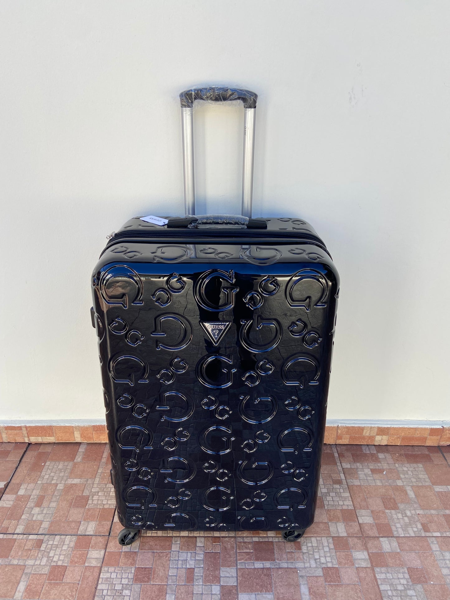 Maleta GUESS original, negra Matte con estampado de la letra G en frente y placa GUESS en plateado, GRANDE.