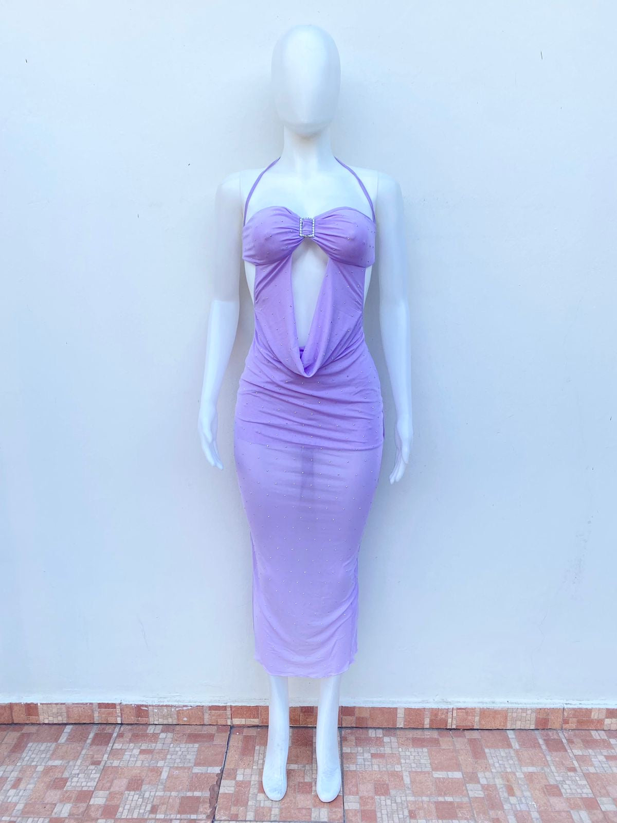 Vestido morado lila con lazos ajustables, abierto atrás y con brillos.