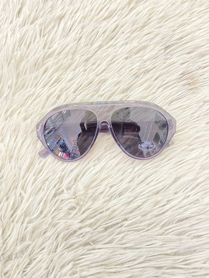 Lentes diseñados con protección UV 100-400 para proteger tu visión. En color gris transparente y micas oscuras