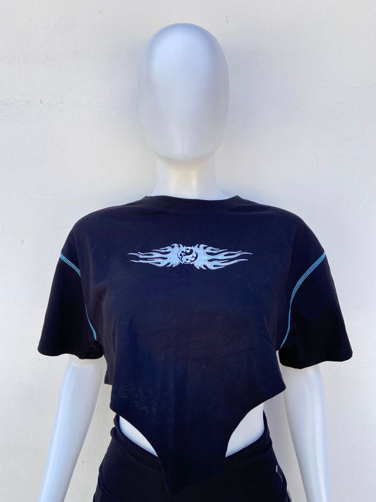 Crop/Top Forever 21 Original en color negro con diseño tribal con llamas de fuego en color gris y costura azul en las mangas.