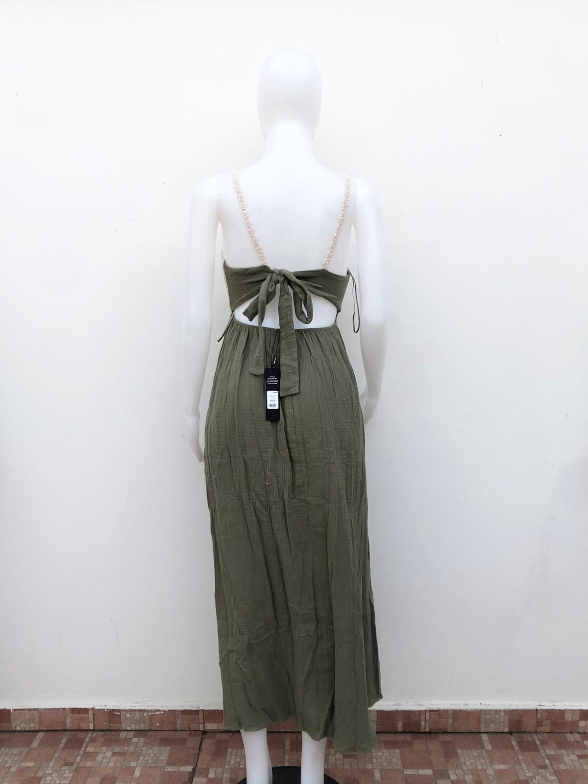 Vestido, verde oliva con crema en bordado.