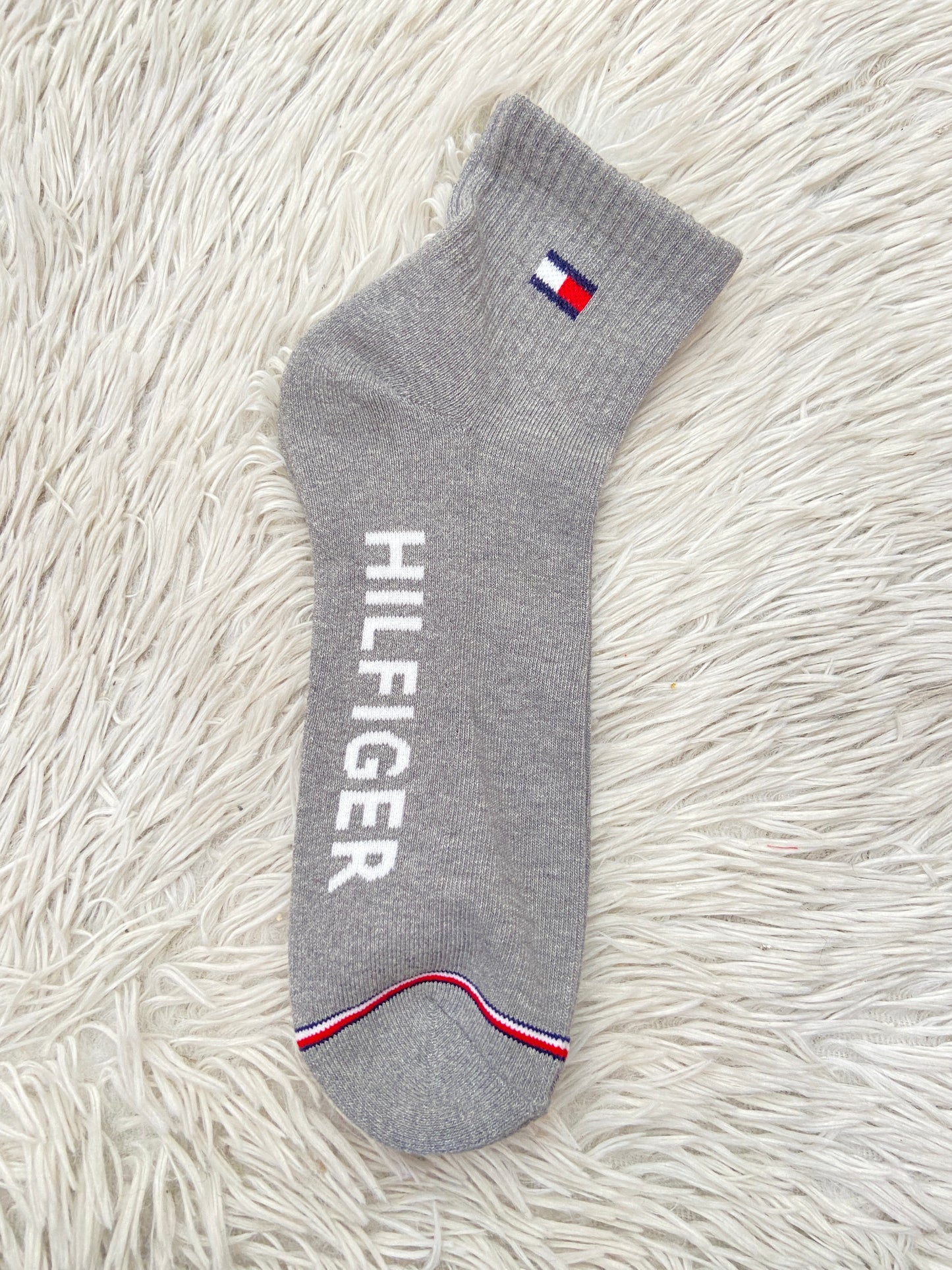 Medias Tommy Hilfiger original gris claro con letras HILFIGER  en blanco.