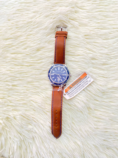 Reloj U.S POLO original, marron con costura en hilo azul, y fondo azul con plateado.