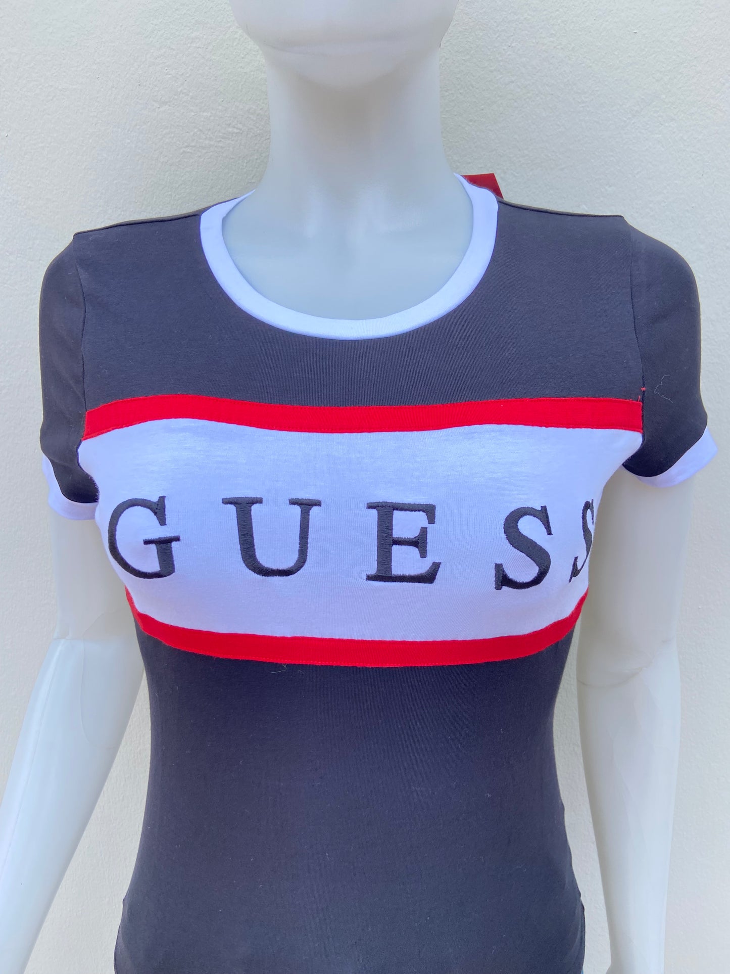T-shirt GUESS original, negro con banda GUESS en frente y rayas blanca y roja.