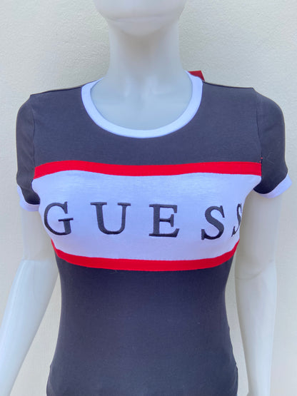 T-shirt GUESS original, negro con banda GUESS en frente y rayas blanca y roja.