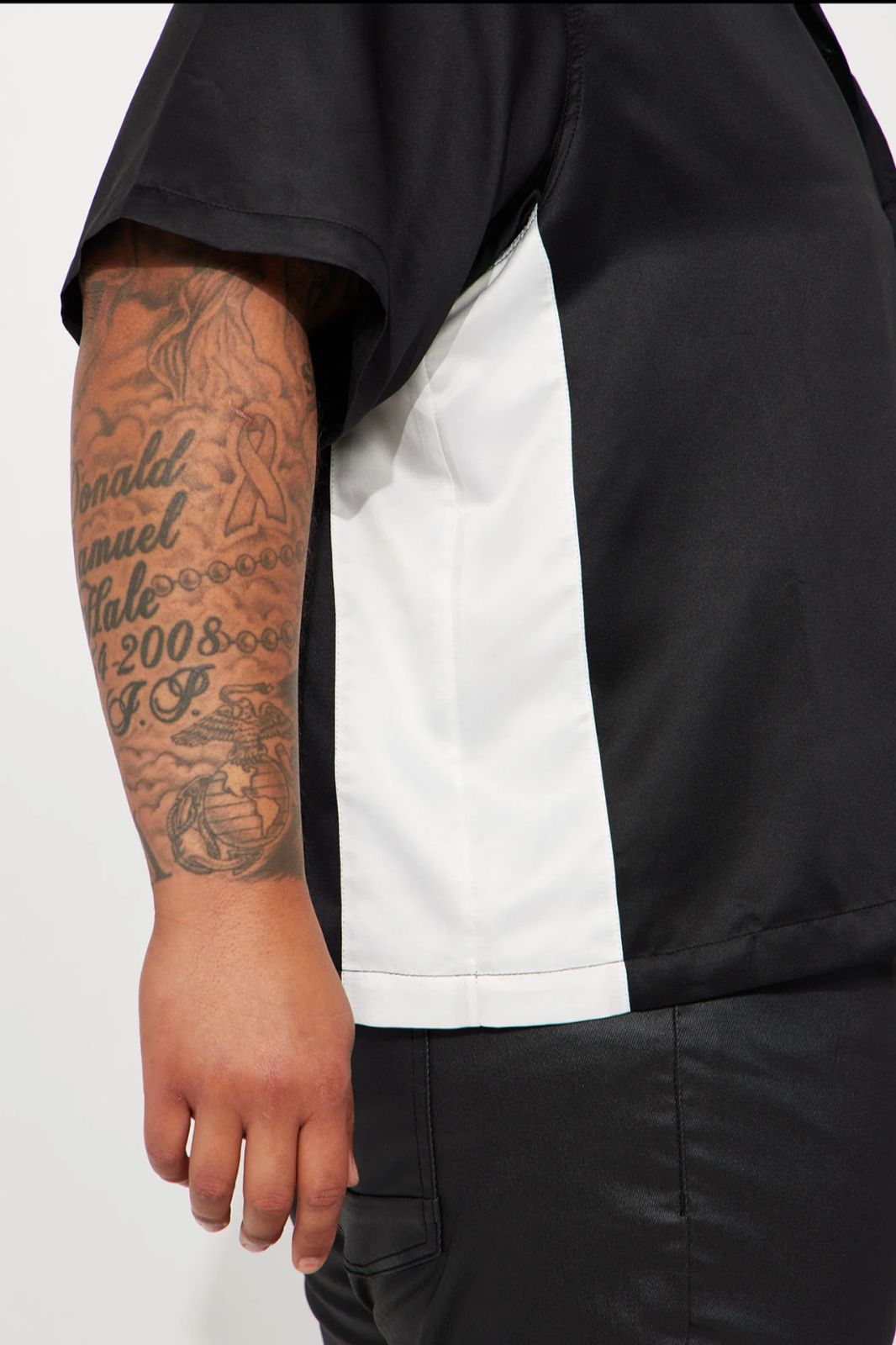 Camisa Fashion Nova original negra en satin, con línea de color blanco debajo de las mangas.