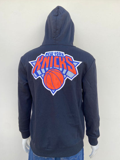 Abrigo NBA original NY KNICKS  negro con zipper y letras NY en color naranja al lado.