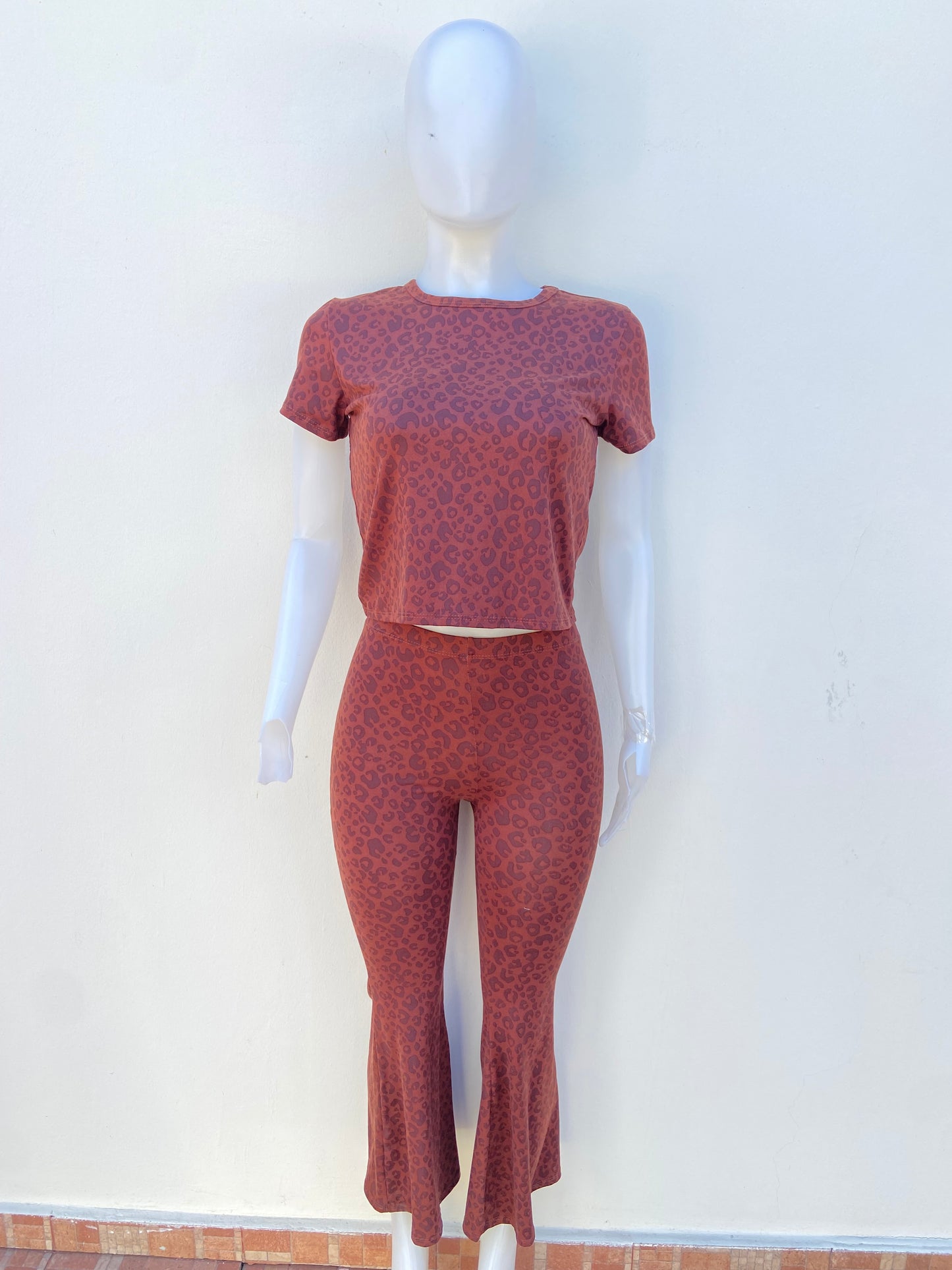 Conjunto, en color marron con estampado de animal print, legging estilo campana.