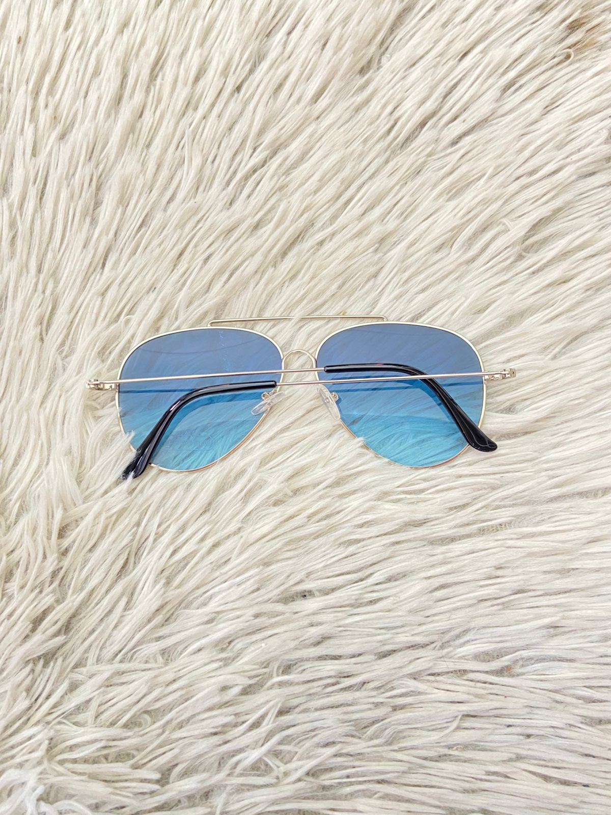 Lentes con montura plateada y micas azules