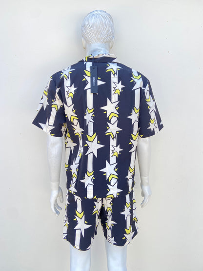 Conjunto, negro con estampado de estrellas en color blanco y amarillo.