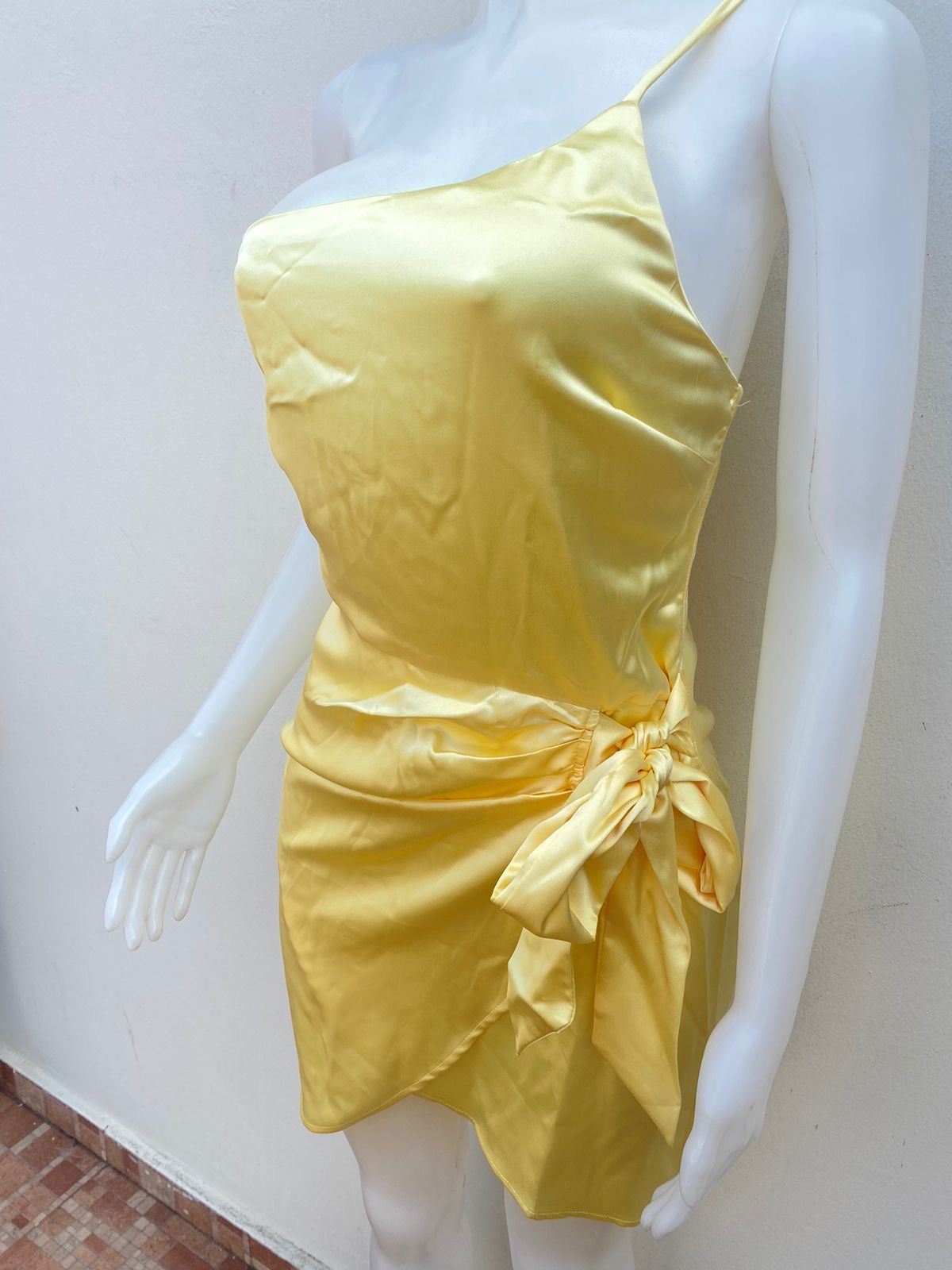 Vestido Fashion Nova original amarillo en satin, con lazos ajustable al lado.