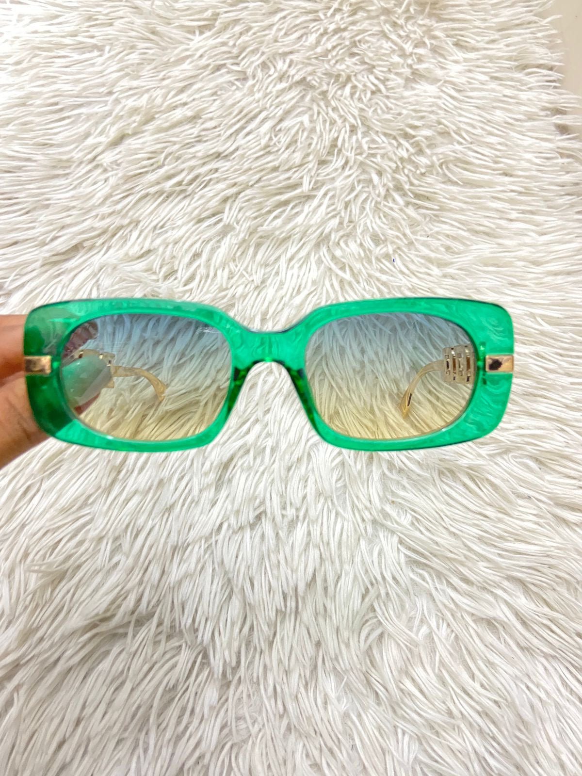 Lentes Fashion Nova original, verde con diseño de cadena tejida en dorado, cuadrados.