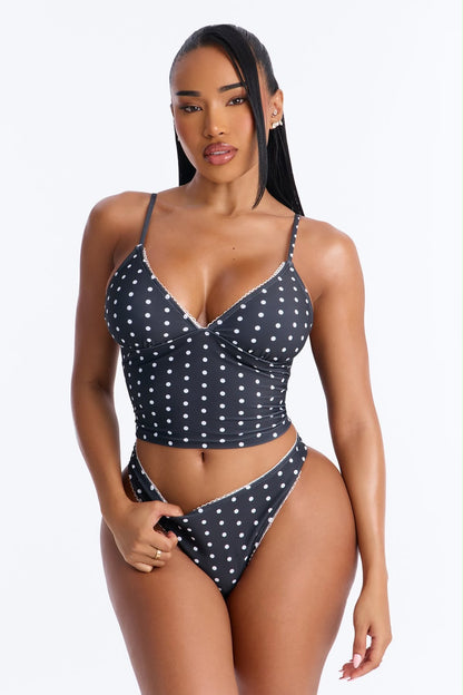 Biquini de 2 piezas, color negro con estampado de bolas blancas, con top.