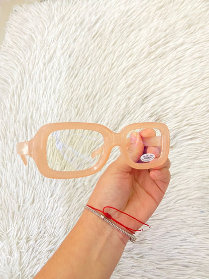 Lentes diseñados con protección UV 100-400 para proteger tu visión. En color rosadito claro con micas azules claras