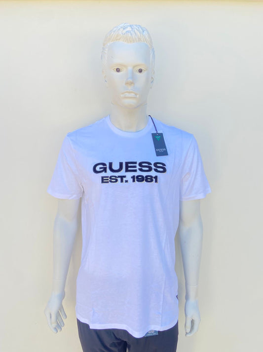 T-shirt GUESS Original, en color blanco con letra de la marca al frente en negro terciopelo GUESS EST. 1981