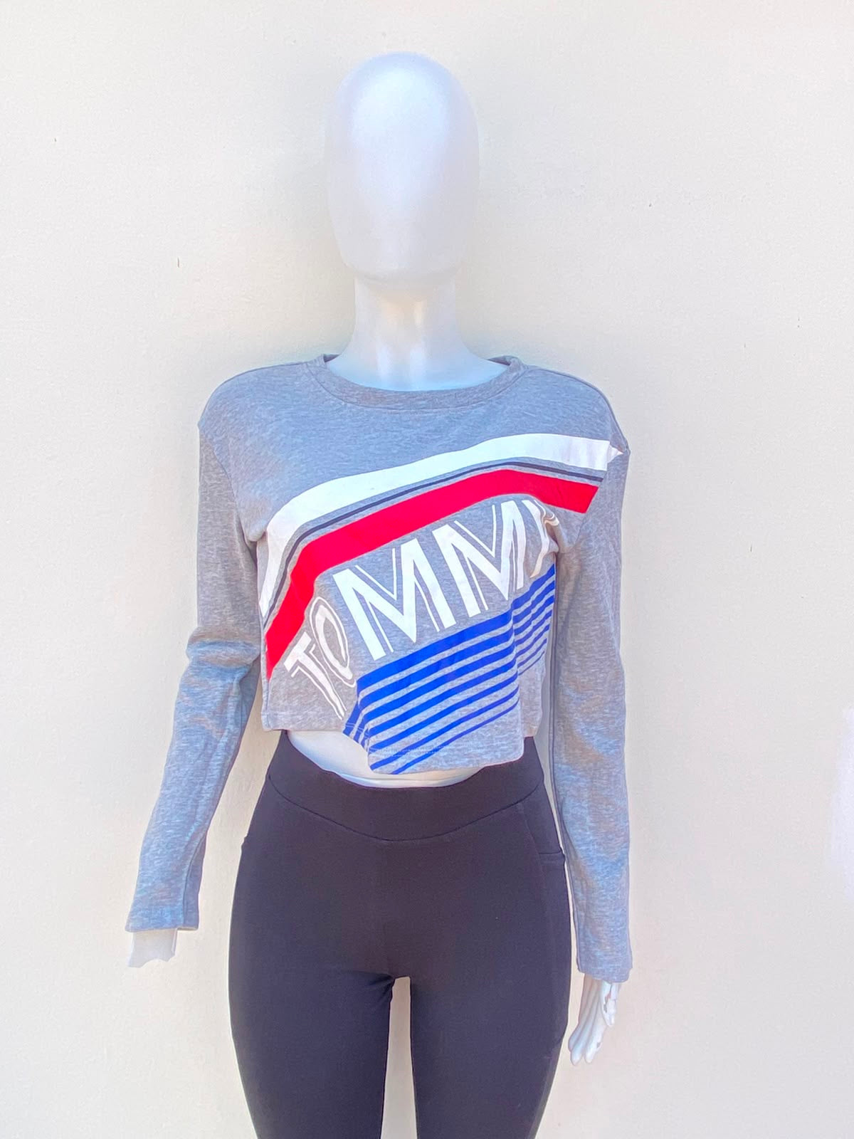 Top/ Suéter TOMMY HILFIGER original, gris claro con letras TOMMY en blanco.