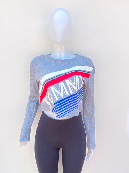 Top/ Suéter TOMMY HILFIGER original, gris claro con letras TOMMY en blanco.