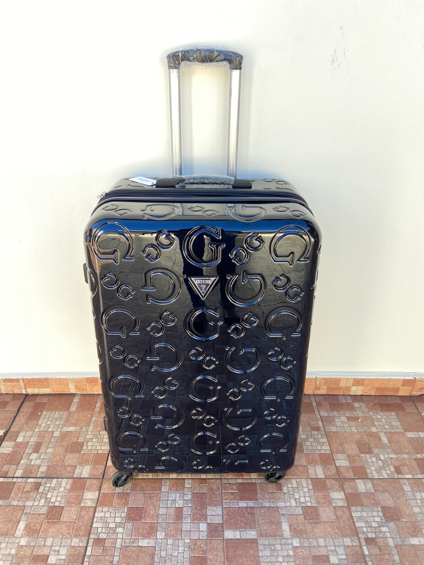 Maleta GUESS original, negra Matte con estampado de la letra G en frente y placa GUESS en plateado, GRANDE.