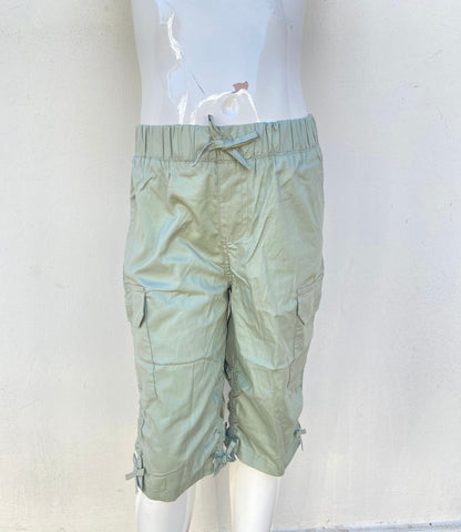 Pantalón verde oliva claro con detalles de lazitos y pretina ajustables