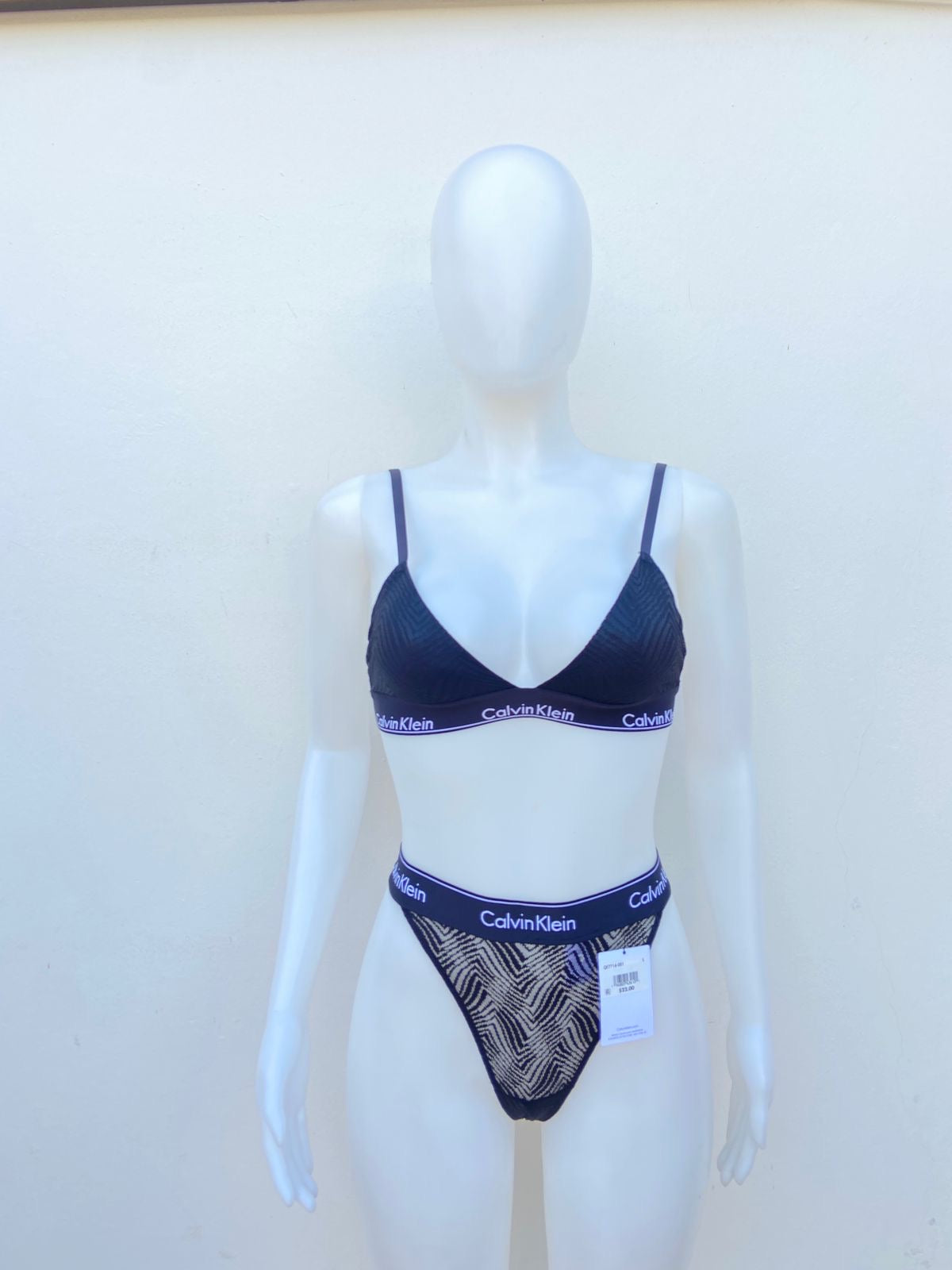 Conjunto Calvin Klein original, negro de encaje con estampado de la marca en blanco.