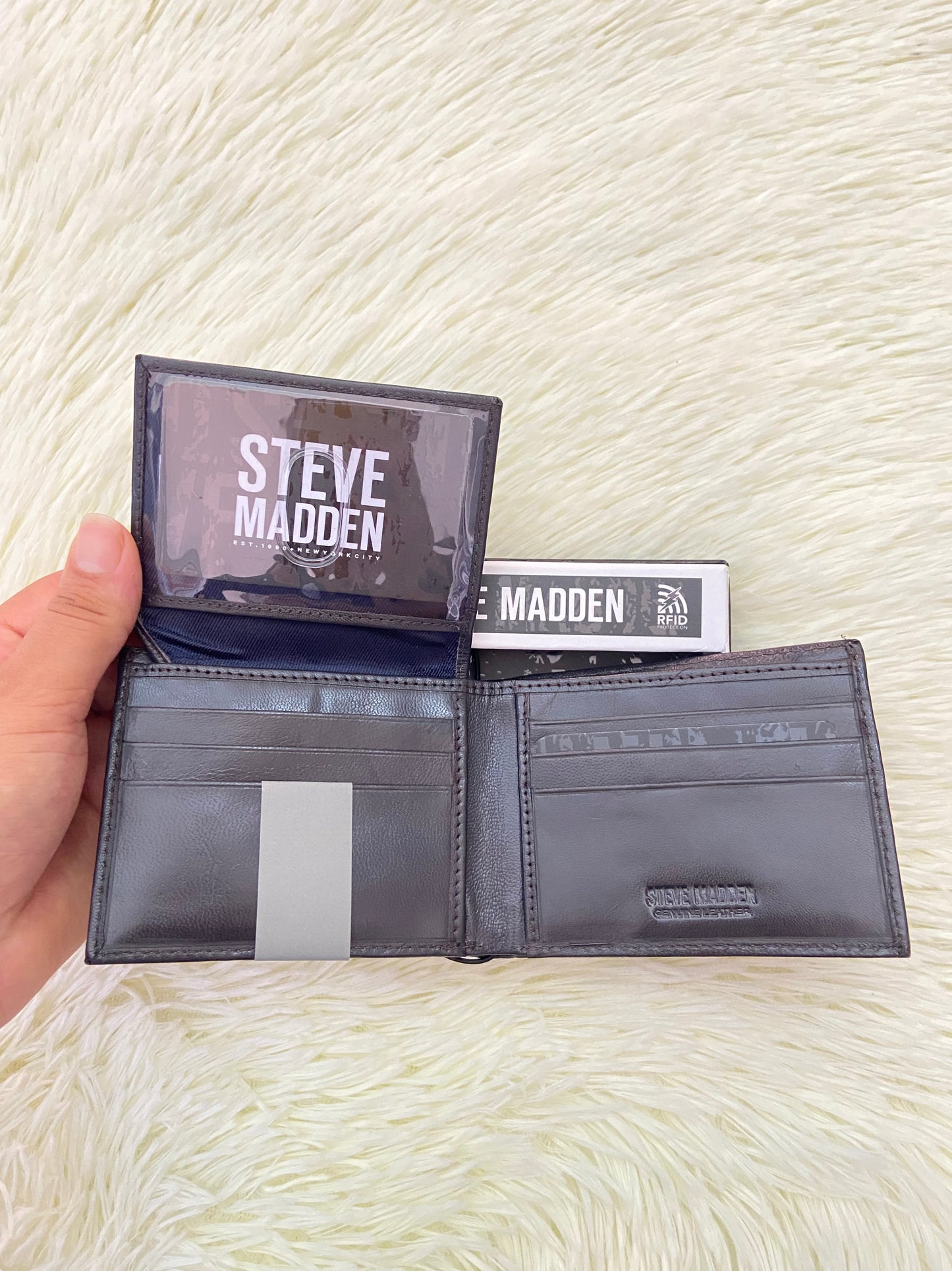 Billetera STEVE MADDEN original, color marron, varios compartimentos y protección RFID (protección contra robos electrónicos)