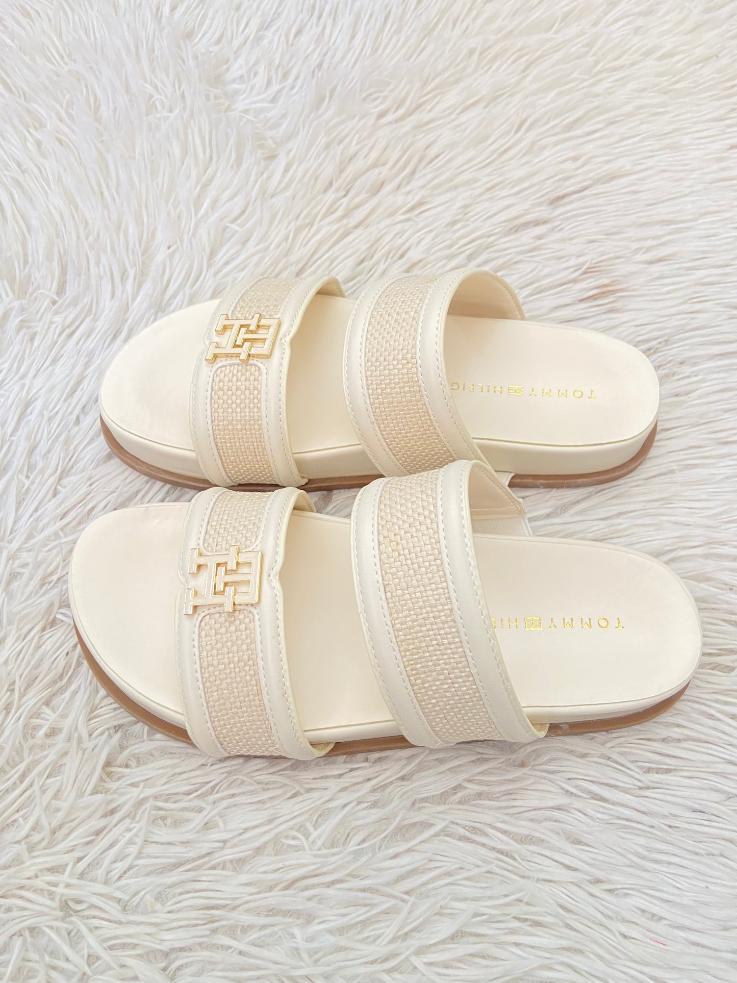 Sandalias TOMMY HILFIGER ORIGINAL original crema con placa TH en blanco con dorado.