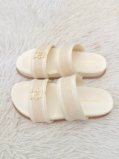 Sandalias TOMMY HILFIGER ORIGINAL original crema con placa TH en blanco con dorado.