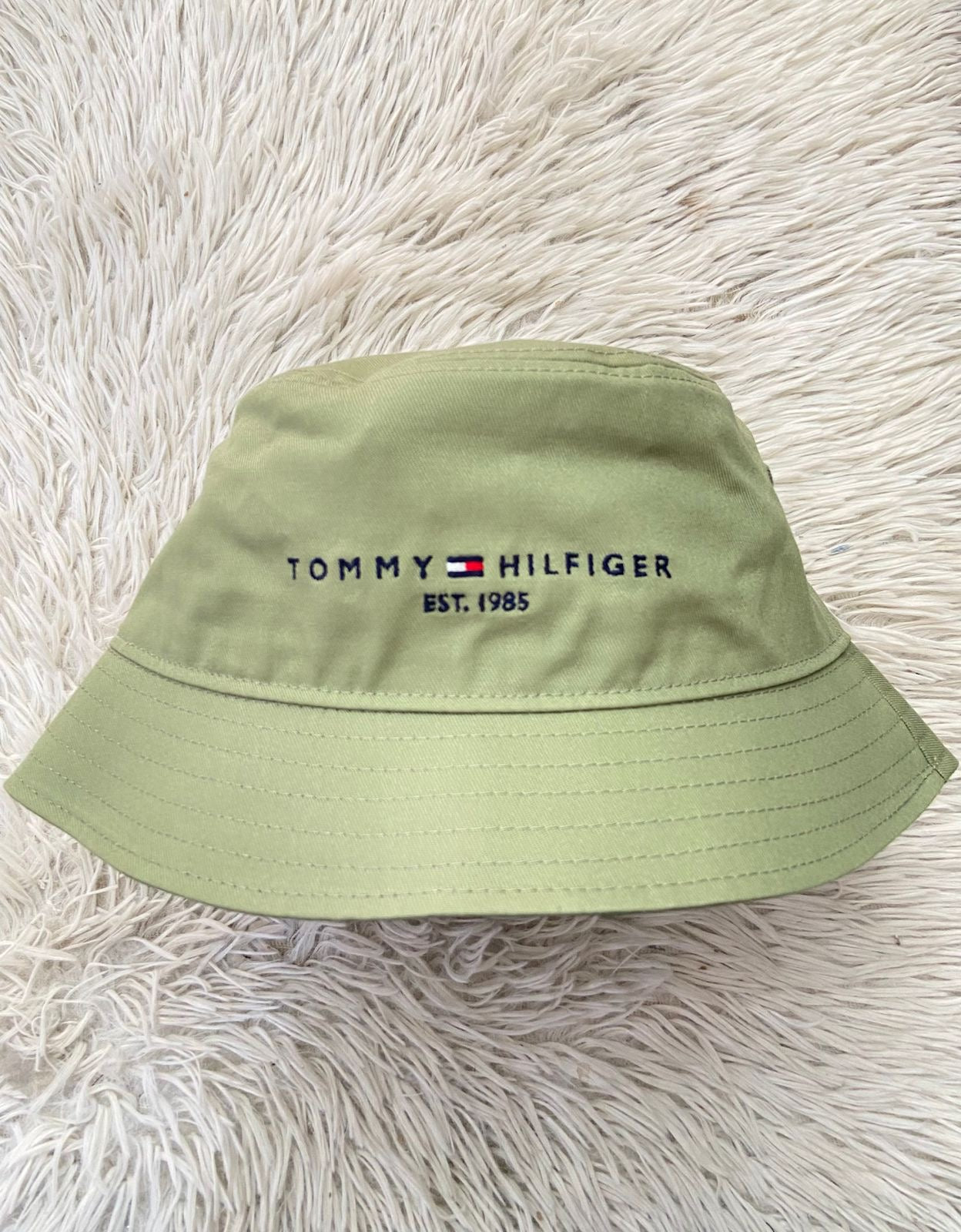 Gorro Tommy Hilfiger original, verde oliva con letras TOMMY HILFIGER en azul marino.