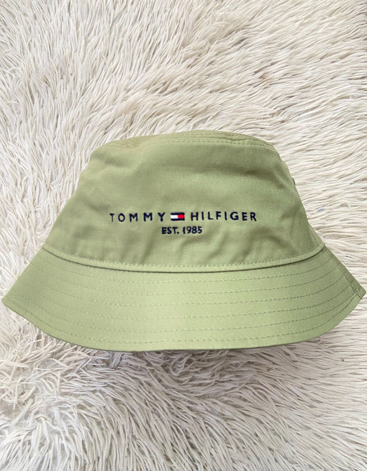 Gorro Tommy Hilfiger original, verde oliva con letras TOMMY HILFIGER en azul marino.