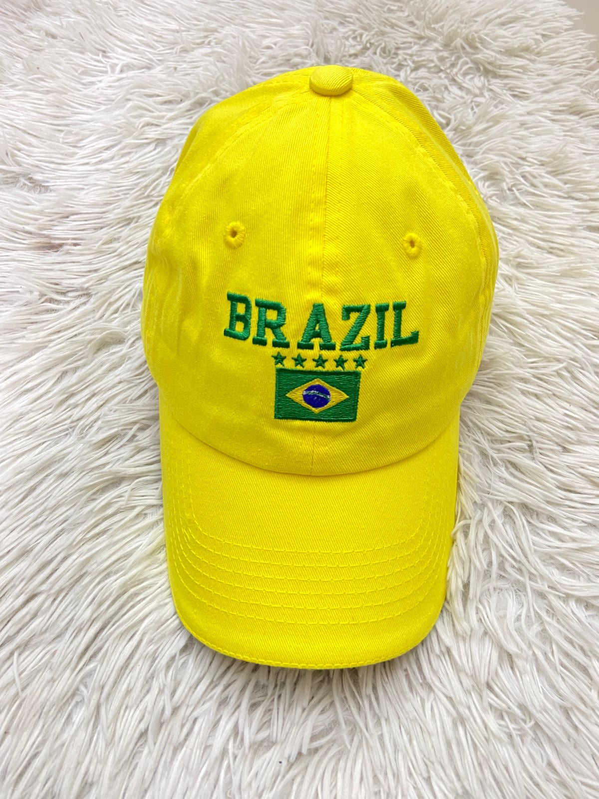 Gorra Brazil, amarilla con verde y bandera de Brazil.