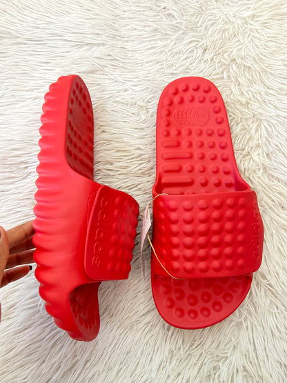 Sandalias Adidas original roja con estilo confort, ajustables.