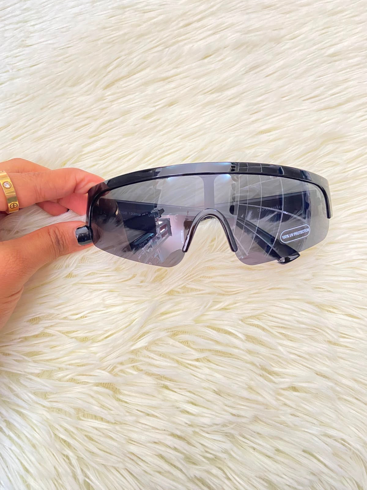 Lentes, negro con montura gruesa y protección UV 100%.