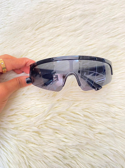 Lentes, negro con montura gruesa y protección UV 100%.